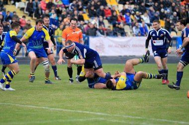 Odessa, Ukrayna -7 Nisan 2013: Uluslararası Avrupa Kupası rugby. Moldova ve Ukrayna ekibi. Oyuncular dürtükleme ve şiddetle mücadele amaçlı bulundurma topu. Maç gergin Muharebesi