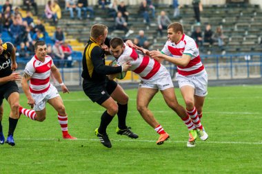 Odessa, Ukrayna - Okt 20, 2017: Odessa - Harkov Rugby Şampiyonası Milli takım. Rugby topu için oyuncuların yoğun mücadele. Yeşil alan stadyum üzerinde dinamik oyun