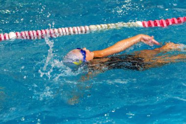 Odessa, Ukrayna -24 Eylül 2016: havuzda çocuklar arasında Ukrayna Şampiyonası triatlon sporcular sırasında spor. Kapalı havuzda rekabet çocuk