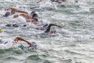 Odessa, Ukrayna - 19 Ağustos 2018: geleneksel spor yarışları milletin. Hayatta kalmak, açık denizde su, yüzme maratonu için engeller ile Ukrayna yarış aşırı tehlikeli bir yolda sınar.