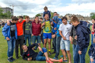 Odessa, Ukrayna - sentyabryamaya 15, 2016: seyirci ve sırasında Avrupa Kupası rugby stadyum standları hayranları. Moldova - Ukrayna. İzleyiciler duygusal umehi ve takım oyunu kaybetme tepki..