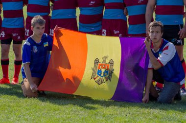 Odessa, Ukrayna - 10 Eylül 2017: Uluslararası rugby turnuva ekipleri Chisinau - Moldova ve Odessa - Ukrayna arasında. Sıkı rugby oyunu yeşil çim sahada parçası