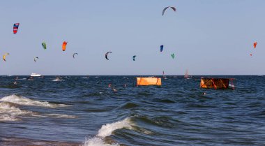 Odessa, Ukrayna - 26 Ağustos 2017: Kiteboarding. Dalgalar deniz doğa sporları Kitesurfing eğlence. Eğlence etkinlikleri, su sporları, eylem, Hobiler ve eğlenceli yaz aylarında. Kiteboarding spor