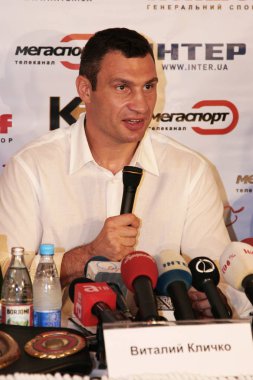 Odessa, Ukrayna - Temmuz 7, 2009: Dünya şampiyonu Vitali Klitschko Dünya Kupası savaş başlamadan önce basın toplantısı Klitschko K2 boksörler tutar. Boksörler Avtandil Khurtsidze ve Vyacheslav Uzelkov