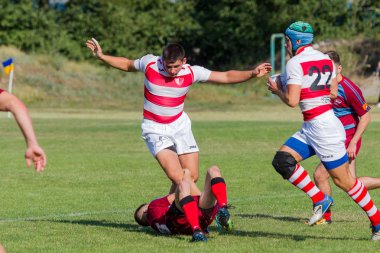 Odessa, Ukrayna - 10 Eylül 2017: Uluslararası rugby turnuva ekipleri Chisinau - Moldova ve Odessa - Ukrayna arasında. Sıkı rugby oyunu yeşil çim sahada parçası