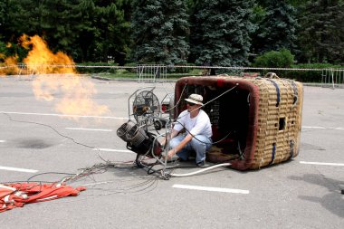 Odessa, Ukrayna - 27 Haziran 2010: Deşarj gaz tesisatı başlayan bir balon uçuş lansmanı. Mavi gökyüzü ile şehir sokakları yaz boyunca binmek isteyen seyirci