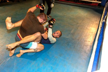 Odessa, Ukrayna - 14 Ekim 2015: Bölgesel kavgalar içinde belgili tanımlık çalmak. Atletizm Mma savaşçıları yarışmak, atar ve yumruk ve tekme ile sonuçlanan dövüş sanatları karışık. Savaşın dramatik an