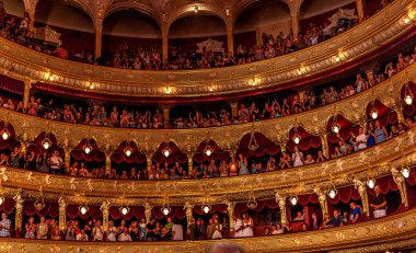 Odessa, Ukrayna - 16 Temmuz 2016: Ukraynalı şarkıcı Jamala solo konser, Opera Binası. Hall fanlar memnun. Gözde caz orkestrası konser sırasında yaratıcı ışık ve müzik seyirci göster