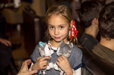 Odessa, Ukrayna - 25 Aralık 2015: Seyirci yaratıcı gösteri performans karate kulübünün konser sırasında çocukları ile anne. Gece çekimi, duygusal olarak sporcuların performansını izlemek için seyirci. Noel çocuk göstermek.