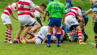 Odessa, Ukrayna - 26 Mayıs 2018: Ukrayna Kupası Politechnik - Odessa ve Credo - 65 Odessa (kırmızı). Rugby topu için oyuncuların yoğun mücadele. Yeşil alan stadyum üzerinde dinamik oyun