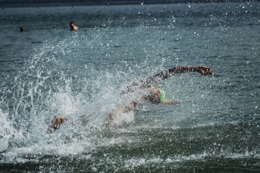 Odessa, Ukrayna - Eylül 2018: Odessa, Oceanman Biz Are açık su yüzme yarışmalar. Yüzücüler kıyıdan içine su ve büyük yüzme yarışında siyah açık su üzerinde çalıştırın. Spor yaşam tarzı