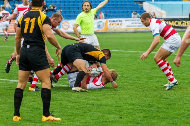 Odessa, Ukrayna - Okt 20, 2017: Odessa - Harkov Rugby Şampiyonası Milli takım. Rugby topu için oyuncuların yoğun mücadele. Yeşil alan stadyum üzerinde dinamik oyun