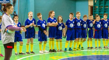 Odessa, Ukrayna - Hazi 24,2018: Küçük çocuklar kapalı salonunda şehir okulun derby Oyunlar sırasında rugby oynamak. Çocuk spor. Çocuk rugby 5 oyun. Çocuk zafer için mücadele. Sağlıklı yaşam tarzı