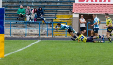 Odessa, Ukrayna - 21 Mayıs 2017: Avrupa ragbi Şampiyonlar Kupası Ukrayna (mavi) ve İsveç (sarı). Rugby topu alan üzerinde. Rugby maç topu için ağır bir maç olacak. Rugby oyuncuları sahada