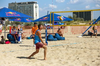 Odessa, Ukrayna - 26 Ağustos 2017: Ukrayna Beach Voleybol Şampiyonası Z-Oyunlar Festivali sırasında deniz plajında. Kadın ve erkek voleybol plaj kum üzerinde oynamak. Voleybol kum üzerinde. Plaj voleybolu