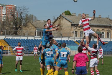 Odessa, Ukrayna - 21 Nisan 2018: Uluslararası ragbi eş Credo - Odessa ve beyaz kurt - Moldova. Erkekler maç sırasında mücadelenin bir gergin anı. Rugby oyunu, Erkek
