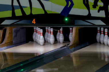Popüler bir bowling club oyun. Skittles ile bir bowling salonu. İğne bowling topu için parçanın sonunda indirdi