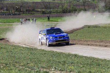 Odessa, Ukrayna - 17 Nisan 2016: Üzerinde bir mini ralli Kupası Limanov Severin güneşli bir gün pitoresk bozkır alanı'nda Ukrayna Şampiyonası