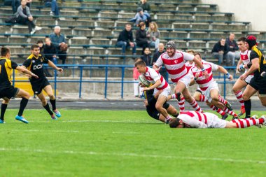 Odessa, Ukrayna - Okt 20, 2017: Odessa - Harkov Rugby Şampiyonası Milli takım. Rugby topu için oyuncuların yoğun mücadele. Yeşil alan stadyum üzerinde dinamik oyun
