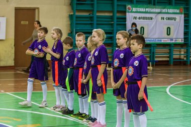 Odessa, Ukrayna - Hazi 24,2018: Küçük çocuklar kapalı salonunda şehir okulun derby Oyunlar sırasında rugby oynamak. Çocuk spor. Çocuk rugby 5 oyun. Çocuk zafer için mücadele. Sağlıklı yaşam tarzı