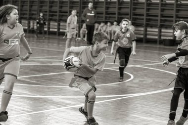 Odessa, Ukrayna - Hazi 24,2018: Küçük çocuklar kapalı salonunda şehir okulun derby Oyunlar sırasında rugby oynamak. Çocuk spor. Çocuk rugby 5 oyun. Çocuk zafer için mücadele. Sağlıklı yaşam tarzı