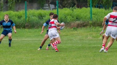 Odessa, Ukrayna - 26 Mayıs 2018: Ukrayna Kupası Politechnik - Odessa ve Credo - 65 Odessa (kırmızı). Rugby topu için oyuncuların yoğun mücadele. Yeşil alan stadyum üzerinde dinamik oyun