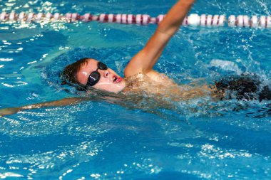 Odessa, Ukrayna -24 Eylül 2016: havuzda çocuklar arasında Ukrayna Şampiyonası triatlon sporcular sırasında spor. Kapalı havuzda rekabet çocuk