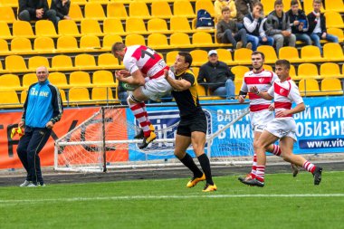 Odessa, Ukrayna - Okt 20, 2017: Odessa - Harkov Rugby Şampiyonası Milli takım. Rugby topu için oyuncuların yoğun mücadele. Yeşil alan stadyum üzerinde dinamik oyun