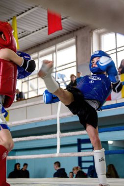 Odessa, Ukrayna, 26 Nisan 2015: Kupası Ukrayna çocuklar arasında Tay boks üzerinde. Boks, kickboks çocuk çocuklar. Çocuk yetişkin bu duyguları ile mücadele. Spor ve sağlıklı yaşam tarzı popularization