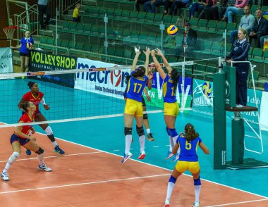 Odessa, Ukrayna - 1 Ekim 2016: Bayanlar Voleybol Avrupa şampiyonasında. Ukrayna ve Ulusal Kadın İspanya Milli takım oyunu. İspanya kırmızı. 2: 3