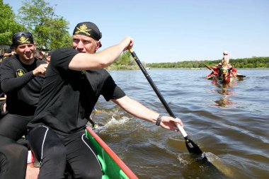 Odessa, Ukrayna - 16 Mayıs 2010: Şampiyonası Gaziler arasında kürek Ukrayna. Dragon Tekne Nehri üzerinde. İnsanlar kürek tekne yaz aylarında yarışta