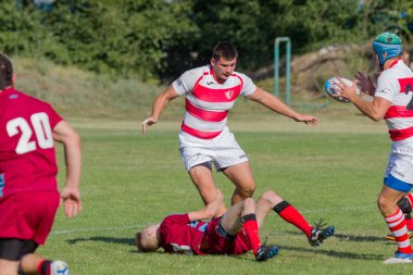 Odessa, Ukrayna - 10 Eylül 2017: Uluslararası rugby turnuva ekipleri Chisinau - Moldova ve Odessa - Ukrayna arasında. Sıkı rugby oyunu yeşil çim sahada parçası