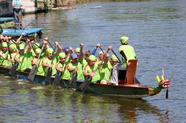 Odessa, Ukrayna - 16 Mayıs 2010: Şampiyonası Gaziler arasında kürek Ukrayna. Dragon Tekne Nehri üzerinde. İnsanlar kürek tekne yaz aylarında yarışta