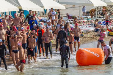 Odessa, Ukrayna - 19 Ağustos 2018: geleneksel spor yarışları milletin. Hayatta kalmak, açık denizde su, yüzme maratonu için engeller ile Ukrayna yarış aşırı tehlikeli bir yolda sınar.