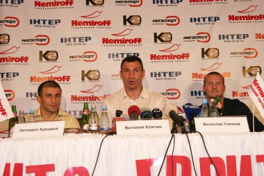 Odessa, Ukrayna - Temmuz 7, 2009: Dünya şampiyonu Vitali Klitschko Dünya Kupası savaş başlamadan önce basın toplantısı Klitschko K2 boksörler tutar. Boksörler Avtandil Khurtsidze ve Vyacheslav Uzelkov
