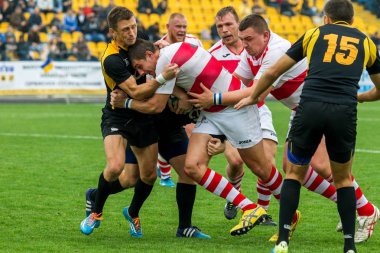 Odessa, Ukrayna - Okt 20, 2017: Odessa - Harkov Rugby Şampiyonası Milli takım. Rugby topu için oyuncuların yoğun mücadele. Yeşil alan stadyum üzerinde dinamik oyun