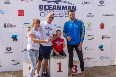 Odessa, Ukrayna - 09.08.2018: Oceanman biz açık yüzme Yarışması çocuklar arasında açık suda. Quadriplegic yüzücü. Küçük çocuk, bir atlet bir bacak olmadan rekabet yüzme katılır