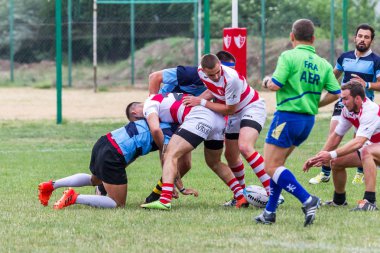 Odessa, Ukrayna - 26 Mayıs 2018: Ukrayna Kupası Politechnik - Odessa ve Credo - 65 Odessa (kırmızı). Rugby topu için oyuncuların yoğun mücadele. Yeşil alan stadyum üzerinde dinamik oyun