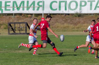 Odessa, Ukrayna - 10 Eylül 2017: Uluslararası rugby turnuva ekipleri Chisinau - Moldova ve Odessa - Ukrayna arasında. Sıkı rugby oyunu yeşil çim sahada parçası