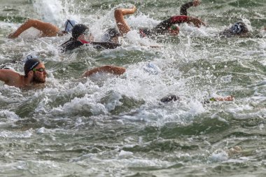 Odessa, Ukrayna - 19 Ağustos 2018: geleneksel spor yarışları milletin. Hayatta kalmak, açık denizde su, yüzme maratonu için engeller ile Ukrayna yarış aşırı tehlikeli bir yolda sınar.