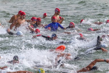 Odessa, Ukrayna - 19 Ağustos 2018: geleneksel spor yarışları milletin. Hayatta kalmak, açık denizde su, yüzme maratonu için engeller ile Ukrayna yarış aşırı tehlikeli bir yolda sınar.