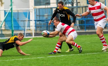 Odessa, Ukrayna - Okt 20, 2017: Odessa - Harkov Rugby Şampiyonası Milli takım. Rugby topu için oyuncuların yoğun mücadele. Yeşil alan stadyum üzerinde dinamik oyun