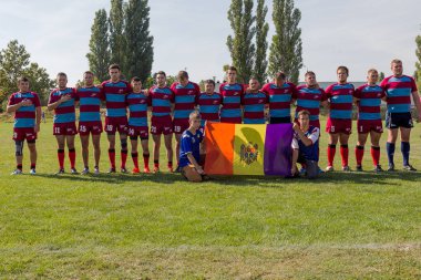Odessa, Ukrayna - 10 Eylül 2017: Uluslararası rugby turnuva ekipleri Chisinau - Moldova ve Odessa - Ukrayna arasında. Sıkı rugby oyunu yeşil çim sahada parçası