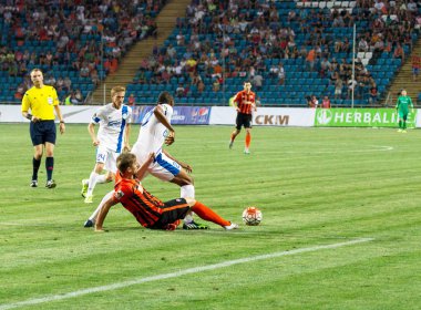 Odessa, Ukrayna - 14 Ağustos 2015: Fc Shakhtar Donetsk ve Fc Dnipro Dnipropetrovsk Ukrayna Kupası maçında top için kavga ediyorlar. Ayrıntı oyunun.