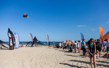 Odessa, Ukrayna - 26 Ağustos 2017: Kiteboarding. Dalgalar deniz doğa sporları Kitesurfing eğlence. Eğlence etkinlikleri, su sporları, eylem, Hobiler ve eğlenceli yaz aylarında. Kiteboarding spor