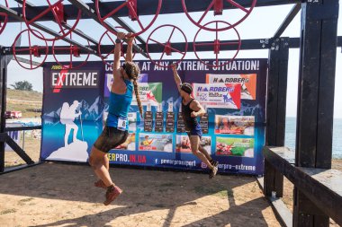 Odessa, Ukrayna-Ağustos 19, 2018: Geleneksel spor yarışları milletin. Deniz, tehlikeli engellerin üstesinden dağlık hayatta kalmak için Ukraynalı yarış yüzme ve aşırı mahkemelere tehlikeli yol