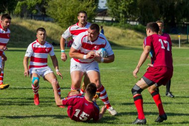 Odessa, Ukrayna - 10 Eylül 2017: Uluslararası rugby turnuva ekipleri Chisinau - Moldova ve Odessa - Ukrayna arasında. Sıkı rugby oyunu yeşil çim sahada parçası