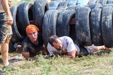 Odessa, Ukrayna-Ağustos 19, 2018: Geleneksel spor yarışları milletin. Deniz, tehlikeli engellerin üstesinden dağlık hayatta kalmak için Ukraynalı yarış yüzme ve aşırı mahkemelere tehlikeli yol