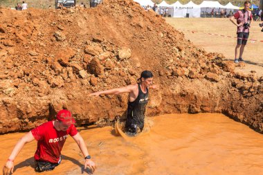 Odessa, Ukrayna-Ağustos 19, 2018: Geleneksel spor yarışları milletin. Deniz, tehlikeli engellerin üstesinden dağlık hayatta kalmak için Ukraynalı yarış yüzme ve aşırı mahkemelere tehlikeli yol