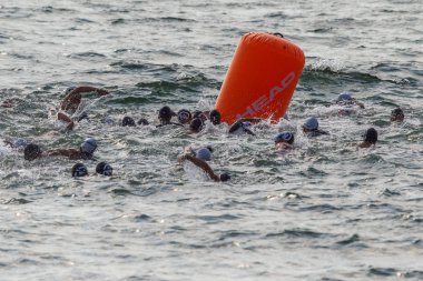 Odessa, Ukrayna - 19 Ağustos 2018: geleneksel spor yarışları milletin. Hayatta kalmak, açık denizde su, yüzme maratonu için engeller ile Ukrayna yarış aşırı tehlikeli bir yolda sınar.